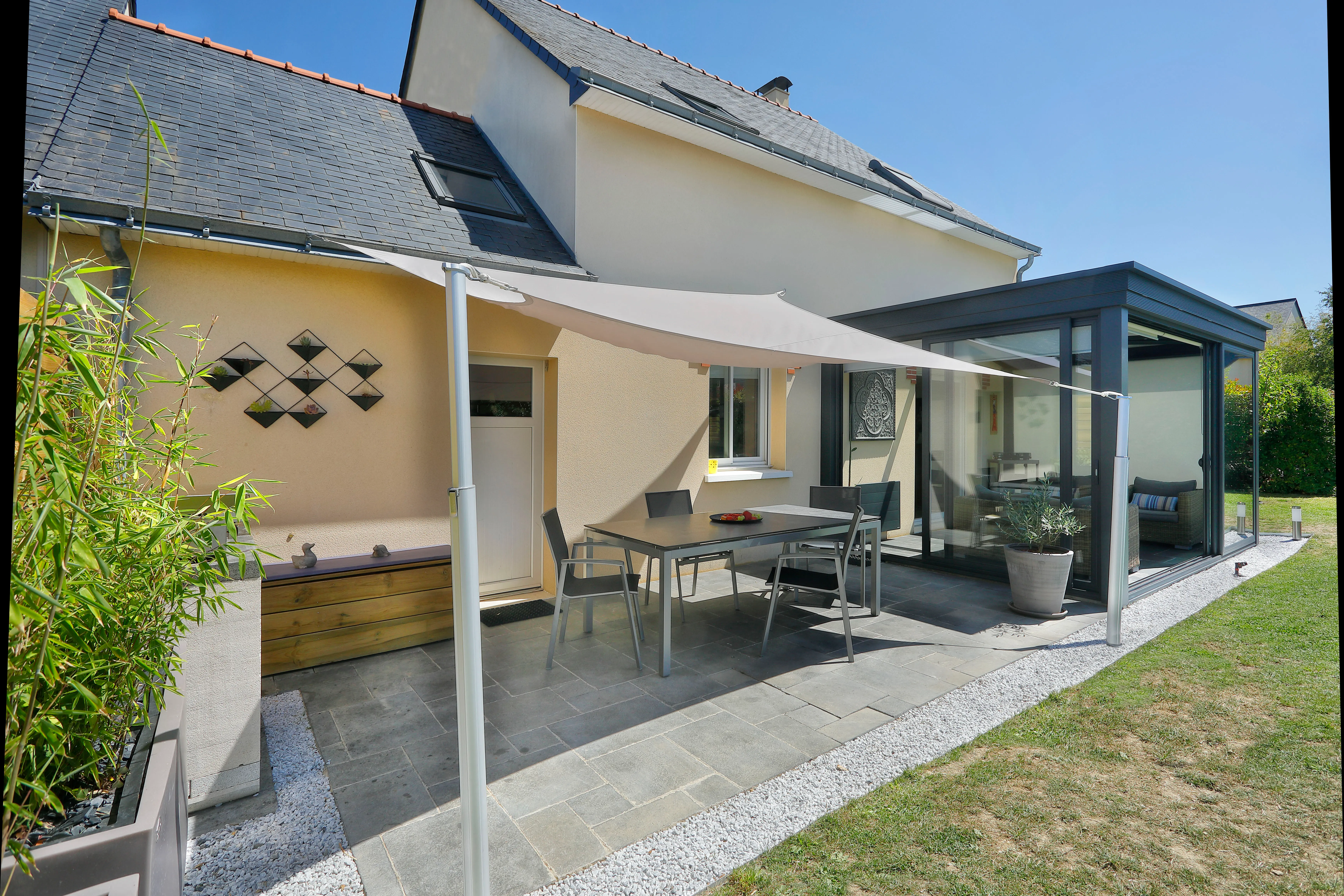 Voile d'ombrage protégeant un coin repas des rayons nocifs du soleil