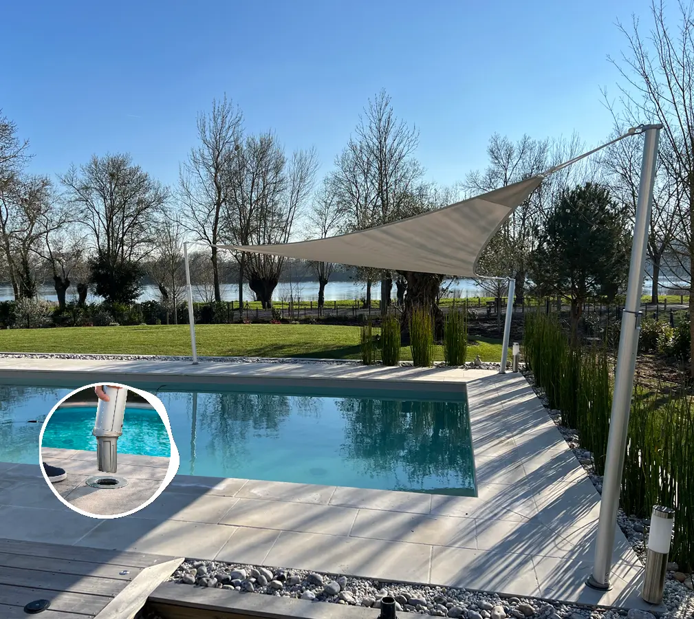 Voile d'ombrage protégeant une piscine des rayons nocifs du soleil avec zoom insertion du mât