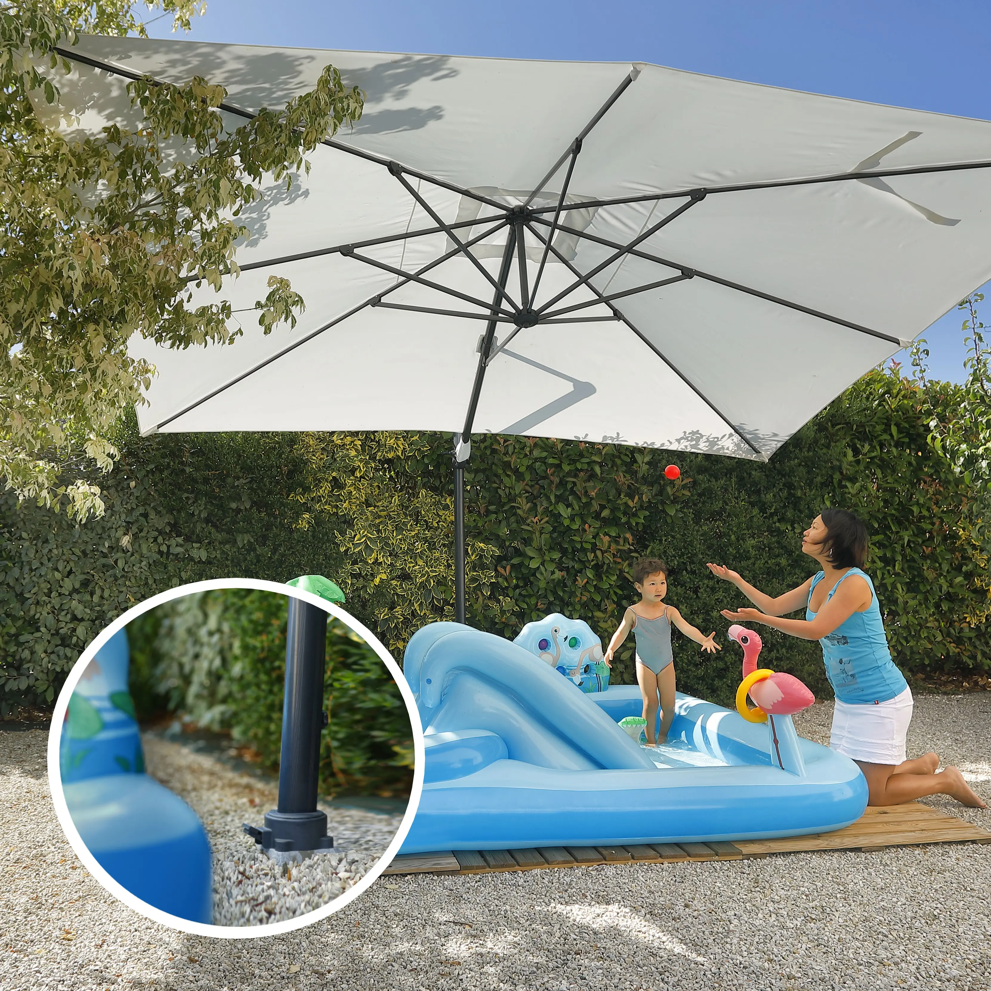 Parasol déporté protégeant une piscine pour enfants des rayons UV nocifs du soleil