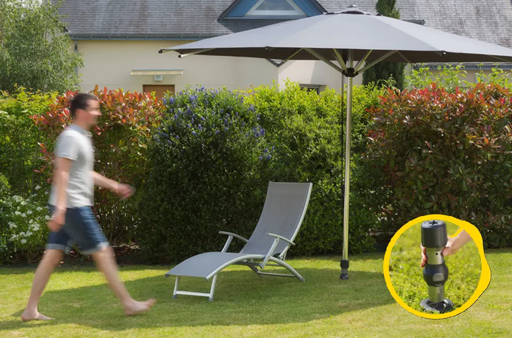 Pied de parasol clipsé facilement dans une base d’ancrage Gard&Rock