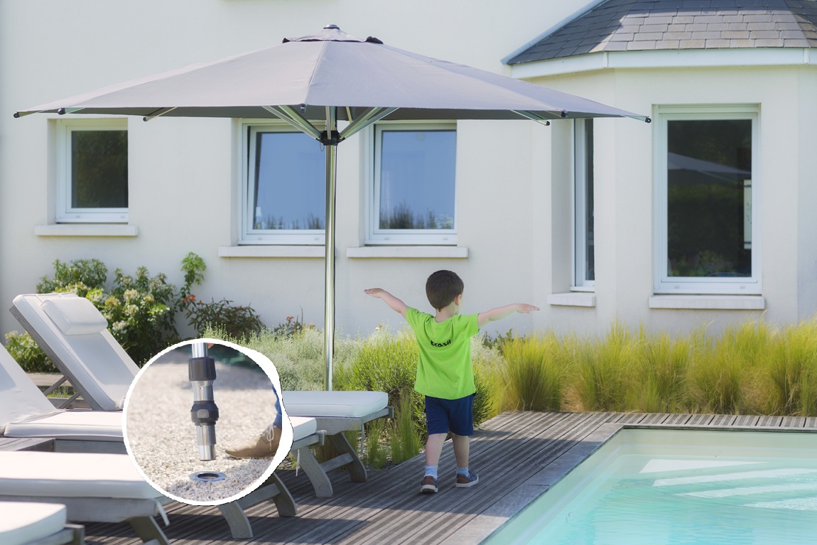 Ombre du parasol droit sur transat aux abords de piscine