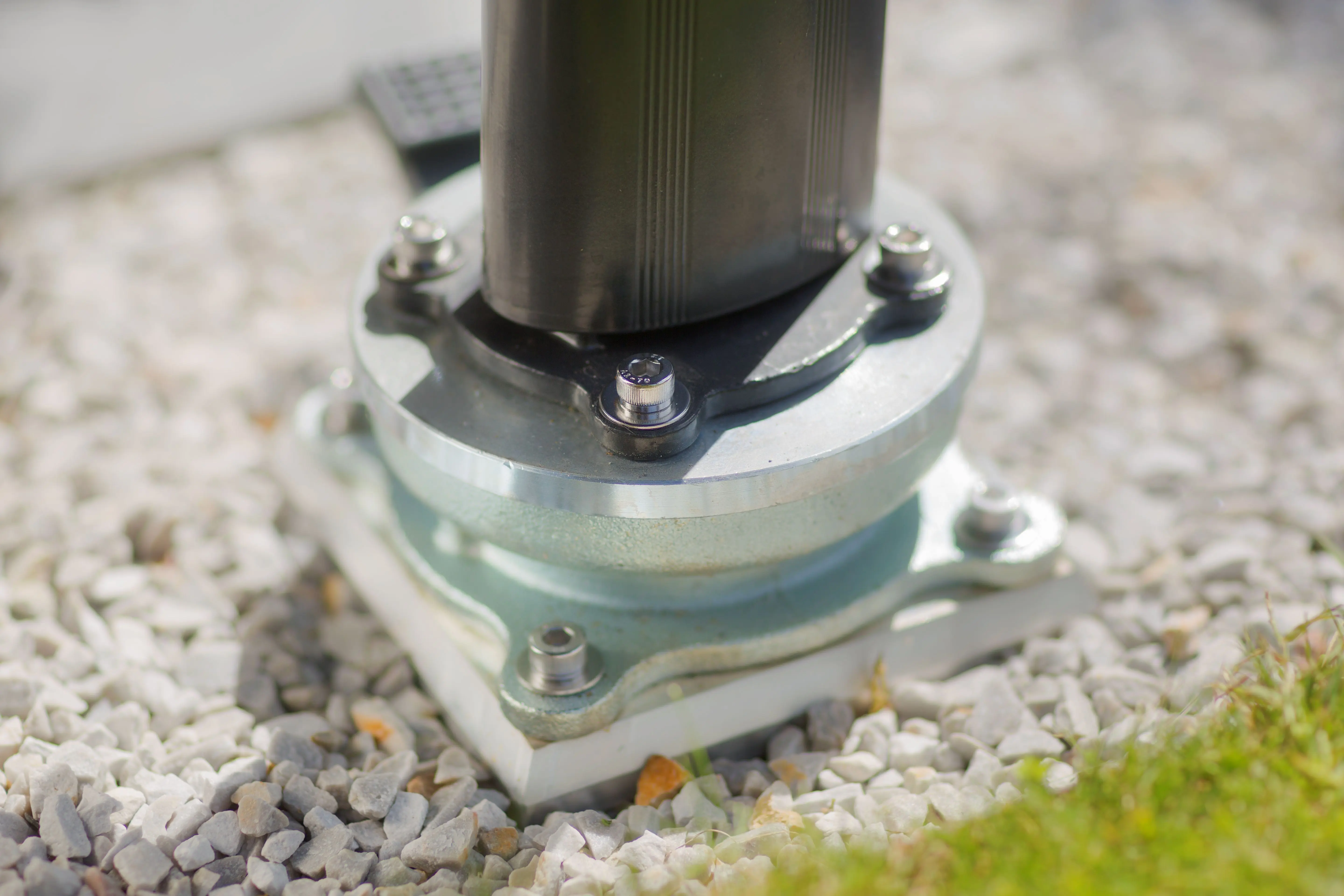 Détail d'un pied de parasol déporté sans dalle de lestage
