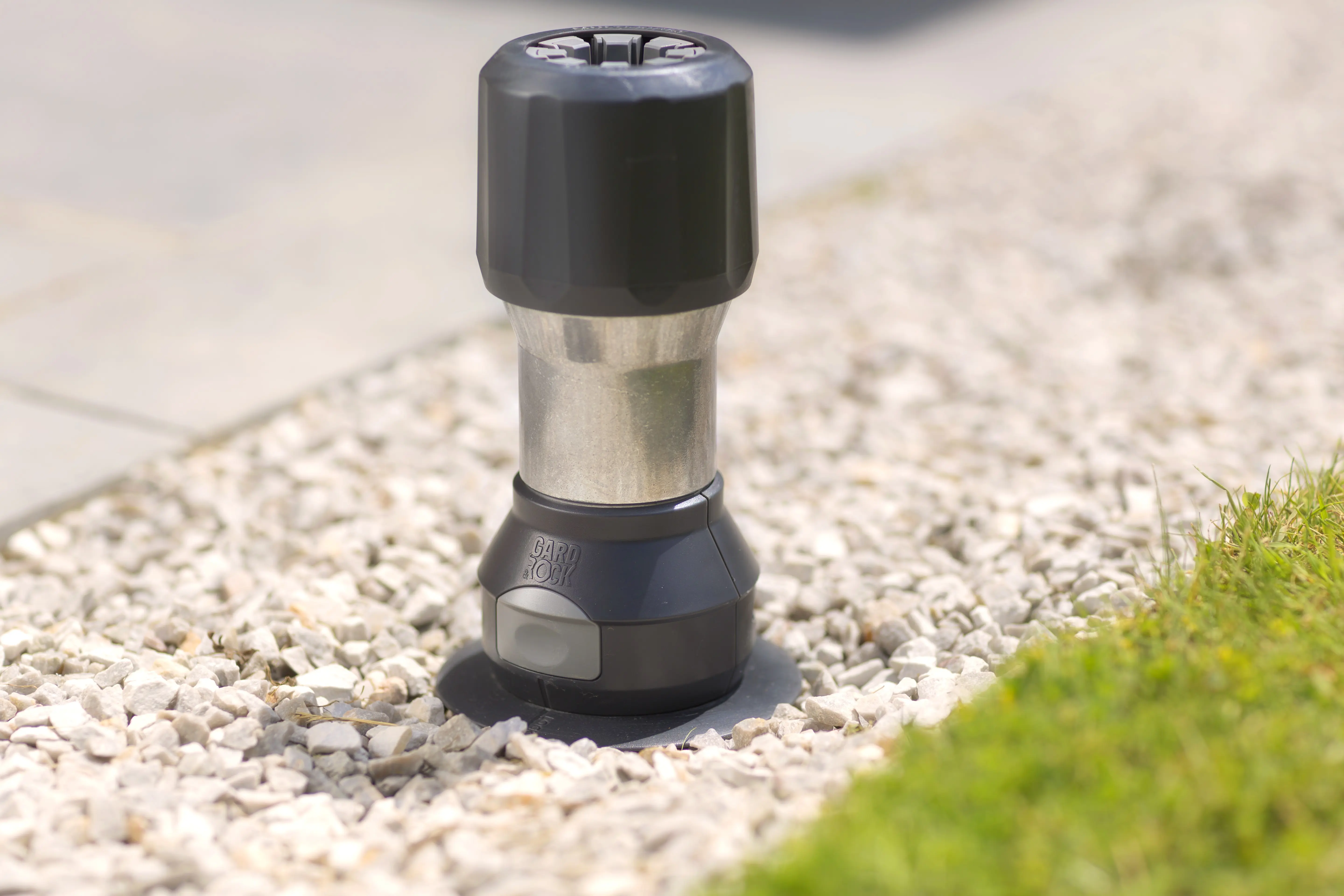 Pied de parasol discret, se clips et se déclipse facilement