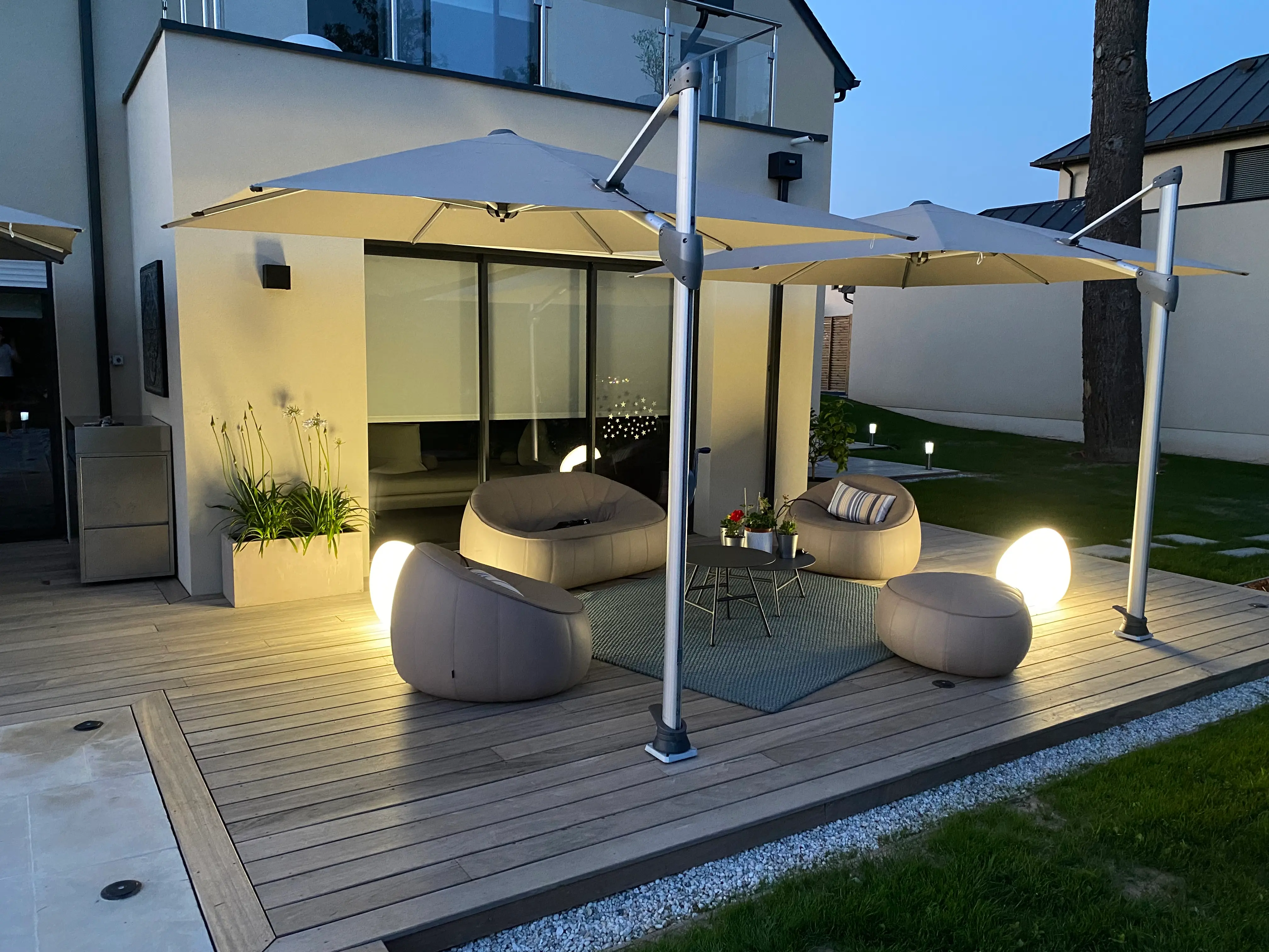 Parasols déportés installés sur terrasse bois, sans dalles de lestage