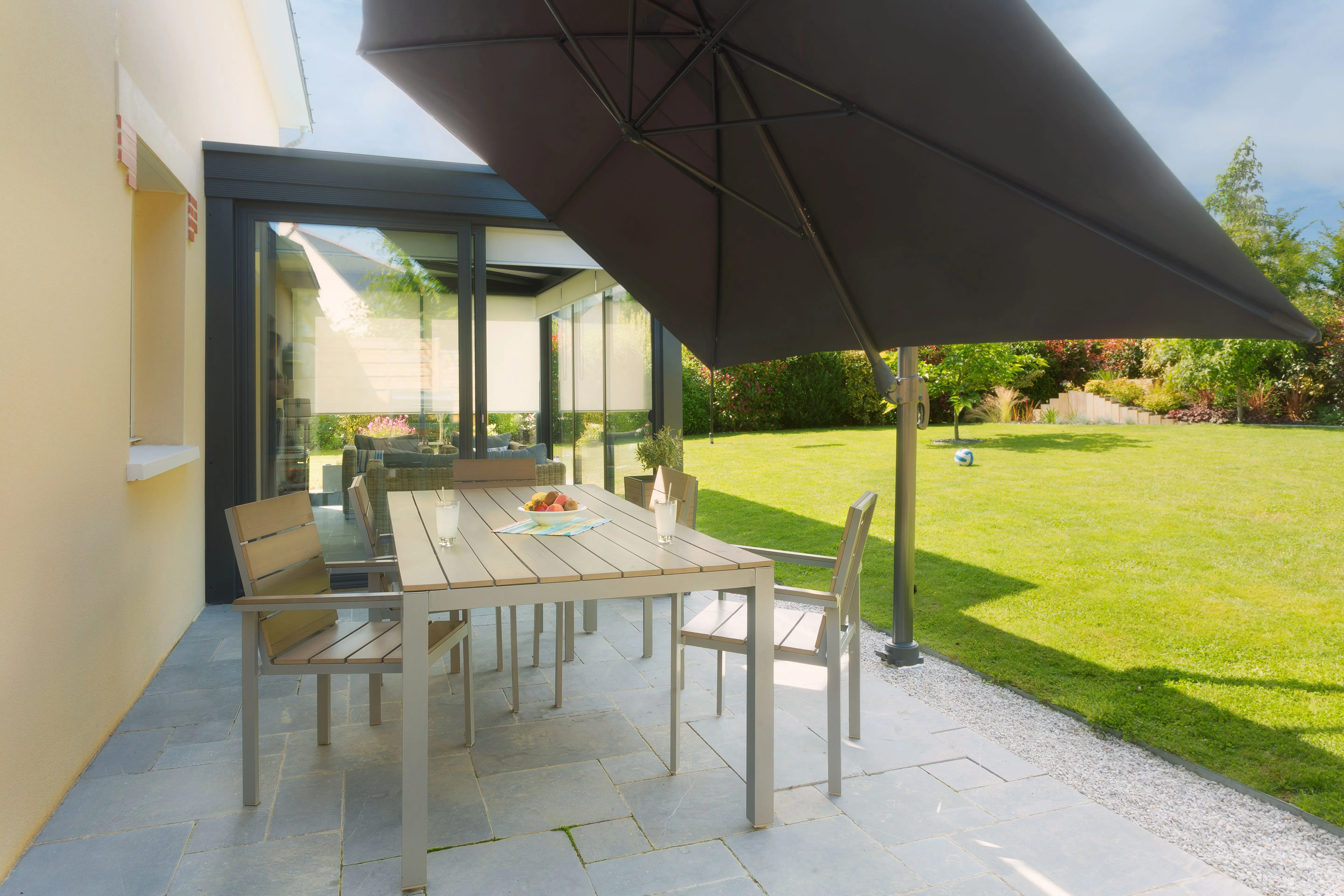 Parasol installé sur terrasse sans pied lourd ni encombrant grâce à une base d’ancrage discrète