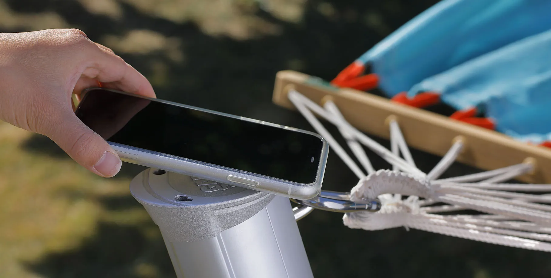 poteau Gard&Rock pour hamac avec support de smartphone intégré, détail de confort et praticité en extérieur