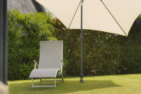Pied pour parasol droit coloris taupe, fixation amovible résistante pour terrasses ou jardin