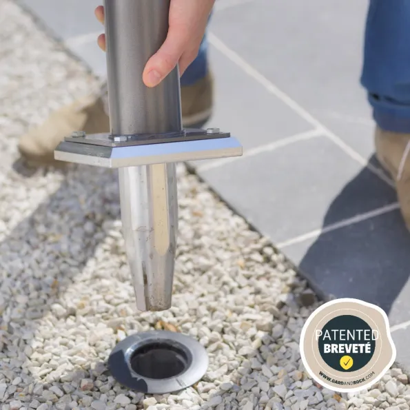 Fixation sans encombrement pour parasol déporté sur terrasse, protection extérieur anti?UV