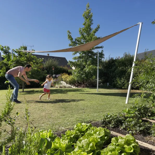 Tonnelle jardin avec voile ombrage