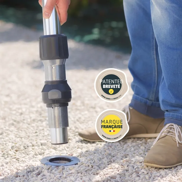 fixation intuitive d’un pied de parasol dans une base d’ancrage, geste simple et rapide grâce à un système de clips pratique