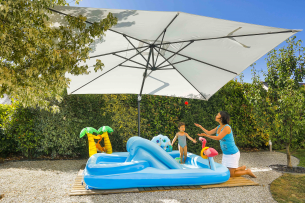 Quel type de parasol choisir pour profiter de sa piscine en été ?