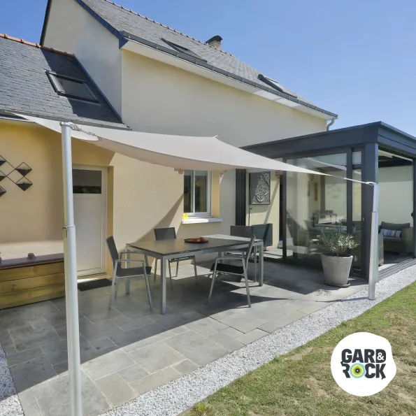 Pontet pour fixation voile d'ombrage sur façade de maison