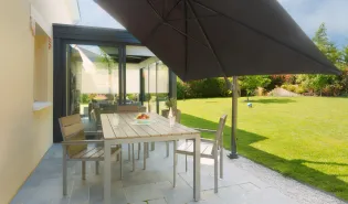 Comment fixer un parasol déporté sans dalle lourde dans son jardin ou sur sa terrasse
