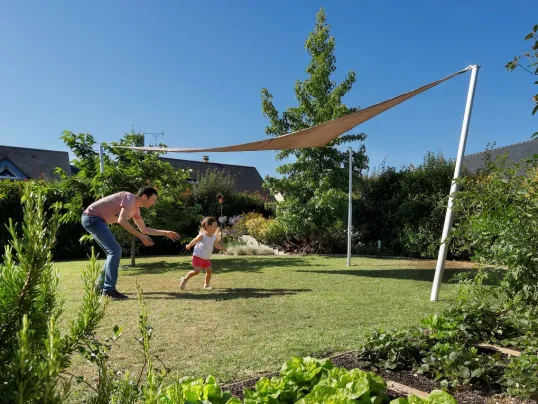 Voile d'ombrage sur pelouse