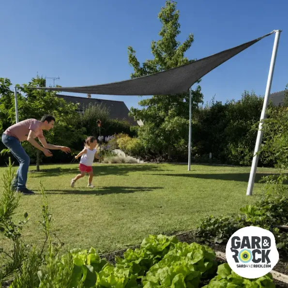 Tonnelle de jardin équipée d’une voile d’ombrage, zone protégée et esthétique pour moments en plein air.