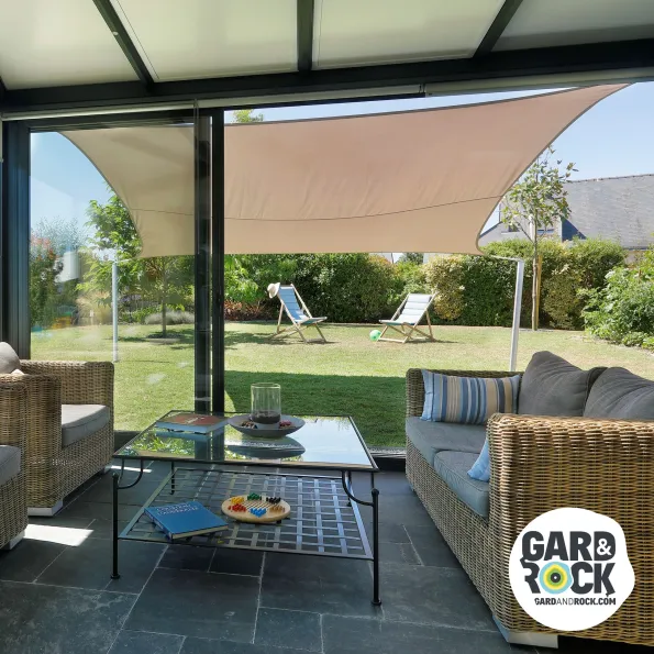 Poteau en alu inclinable pour toile tendue offrant de l'ombre sur terrasse, piscine et jardin