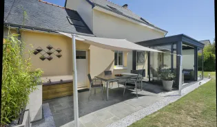 Comment installer une voile d’ombrage dans son jardin : le guide simple et durable