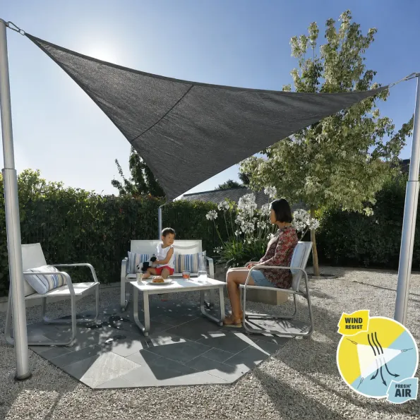 Taud d’ombrage installée sur terrasse, créant un espace ombragé et design pour repas en extérieur.