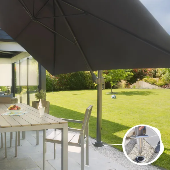 Fixation au sol pour parasol déporté sur terrain en pente, support stable et résistant
