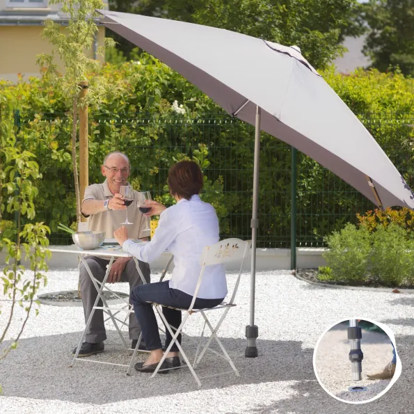 Parasol clipsé au sol avec base Gard&Rock, fixation rapide sans outil sur surface plane