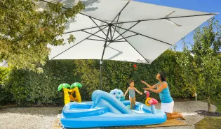 Quel type de parasol choisir pour profiter de sa piscine en été ?