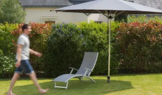 Comment fixer un parasol droit dans son jardin sans pied lourd et encombrant