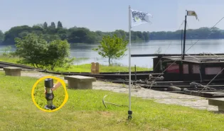 Comment fixer un poteau dans le sol sans béton : la solution simple et modulable