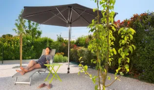 Quel pied de parasol choisir ? Guide complet pour une fixation stable et adaptée à votre usage