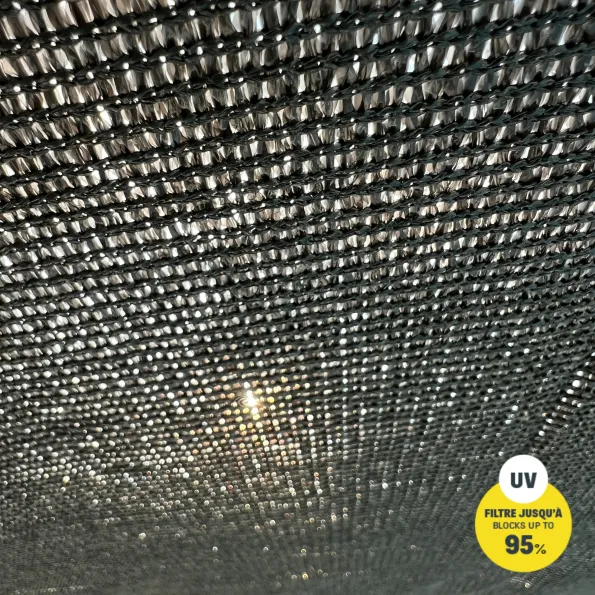 Voile d’ombrage aérée pour terrasse ou jardin, tissu respirant assurant une protection solaire efficace.
