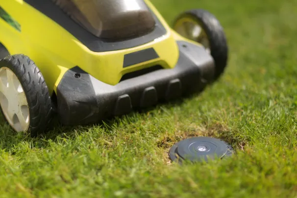 Base d'ancrage sans encombrement pour tonte pelouse